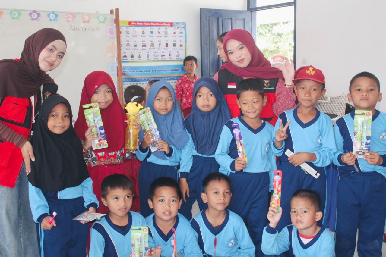 Bareng Mahasiswa KKN Unhas, Siswa SDN 4 Allakuang Belajar Cara Cegah Gigi Berlubang