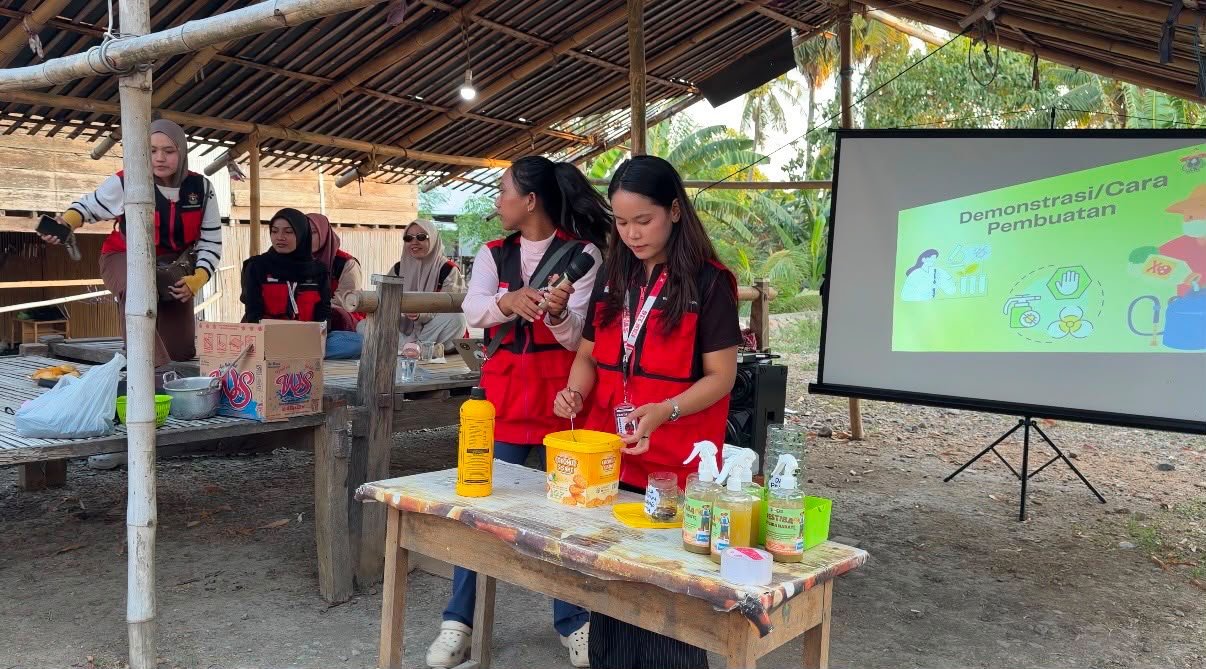 Daun Pepaya hingga Cabai Jadi Pestisida? Mahasiswa KKN Unhas Praktikkan Langsung di Wanio