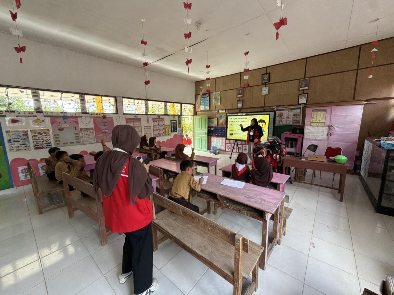 3M Yuk! Mahasiswa KKN Unhas Bekali Siswa SDN 6 Baranti Jurus Jitu Basmi DBD