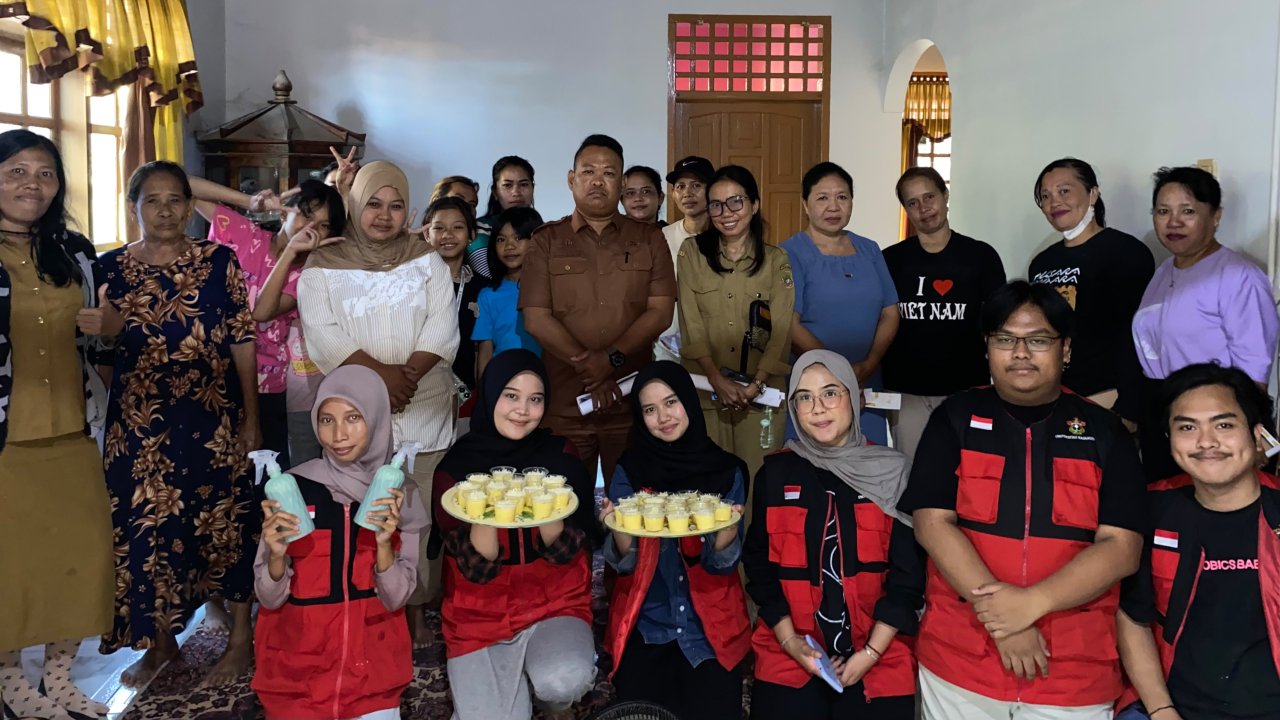 Tingkatkan Nilai Ekonomi Jagung, Mahasiswi KKN-T Unhas Latih Warga Toddang Pulu Produksi Puding Kemasan