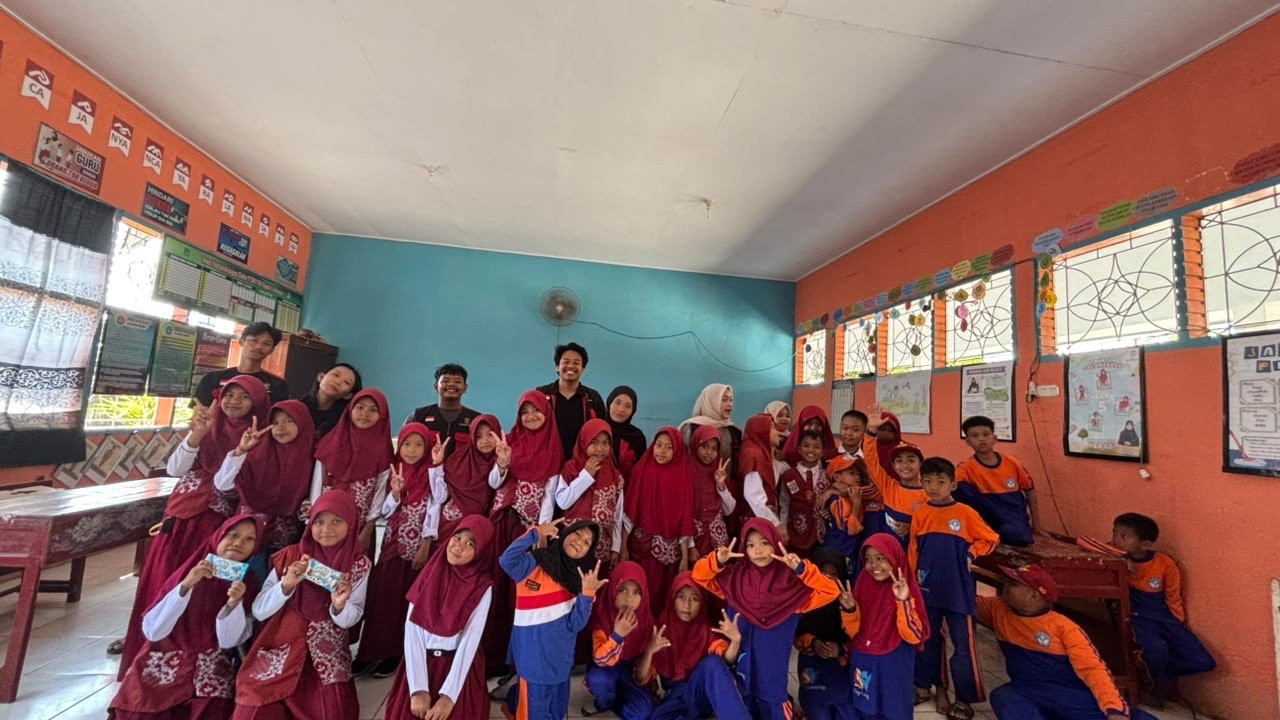 English Learning Kit Hadirkan Cara Belajar Bahasa Inggris yang Seru bagi Siswa SD di Kelurahan Pajalele