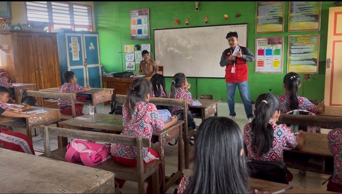 Kenali Manfaatnya, Nikmati Sehatnya: KKN-T Unhas Ajak Siswa SDN 5 Amparita Gemar Makan Ikan