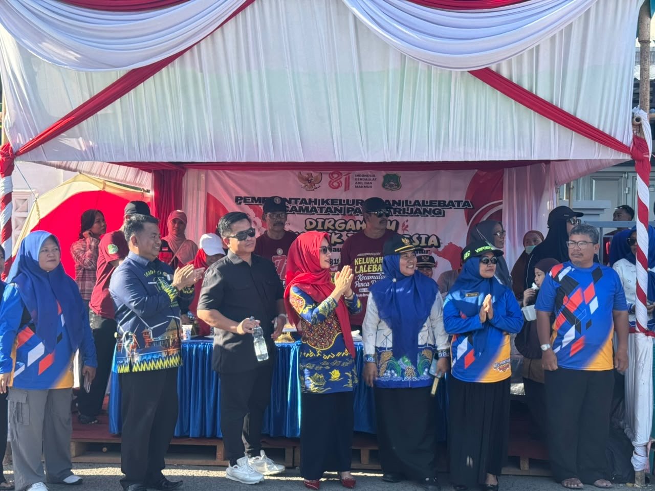 Semangat Kemerdekaan Bergema di Panca Rijang, Ketua TP PKK Sidrap Terima Penghormatan dari Peserta Gerak Jalan