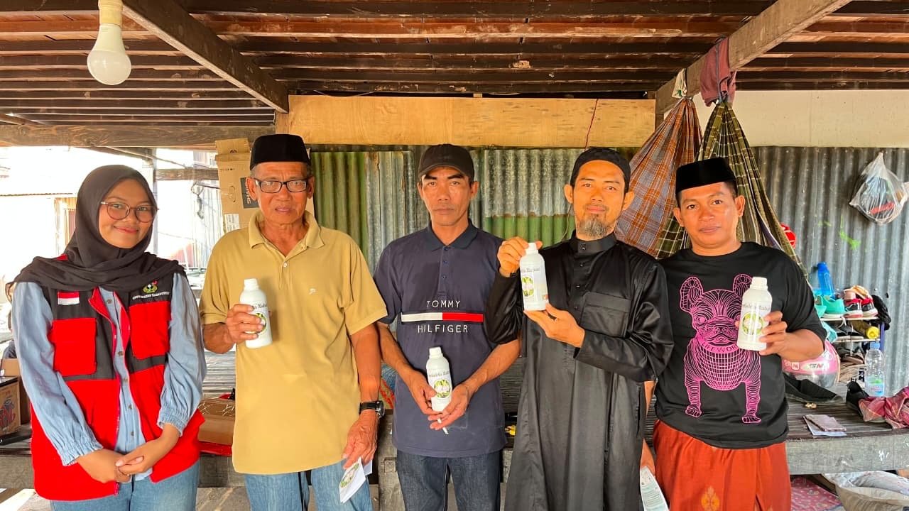 Daun Sirsak dan Bawang Putih Diolah Jadi Pestisida Nabati, Aksi KKNT Unhas Hadirkan Solusi Pertanian di Tanru Tedong