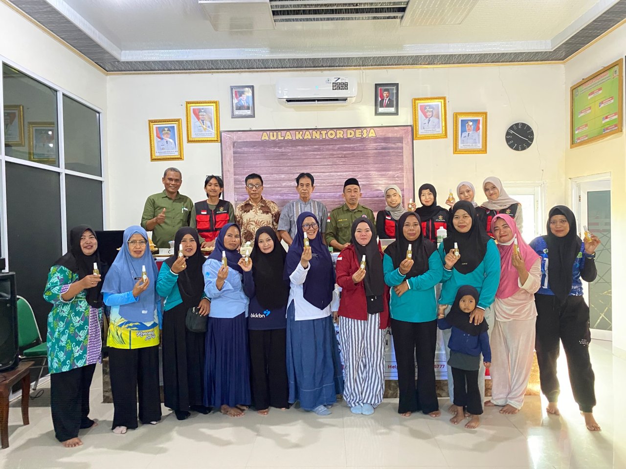 Di Sumpang Mango, KKN-T Unhas Kenalkan Inovasi Spray Anti Nyamuk Berbahan Serai