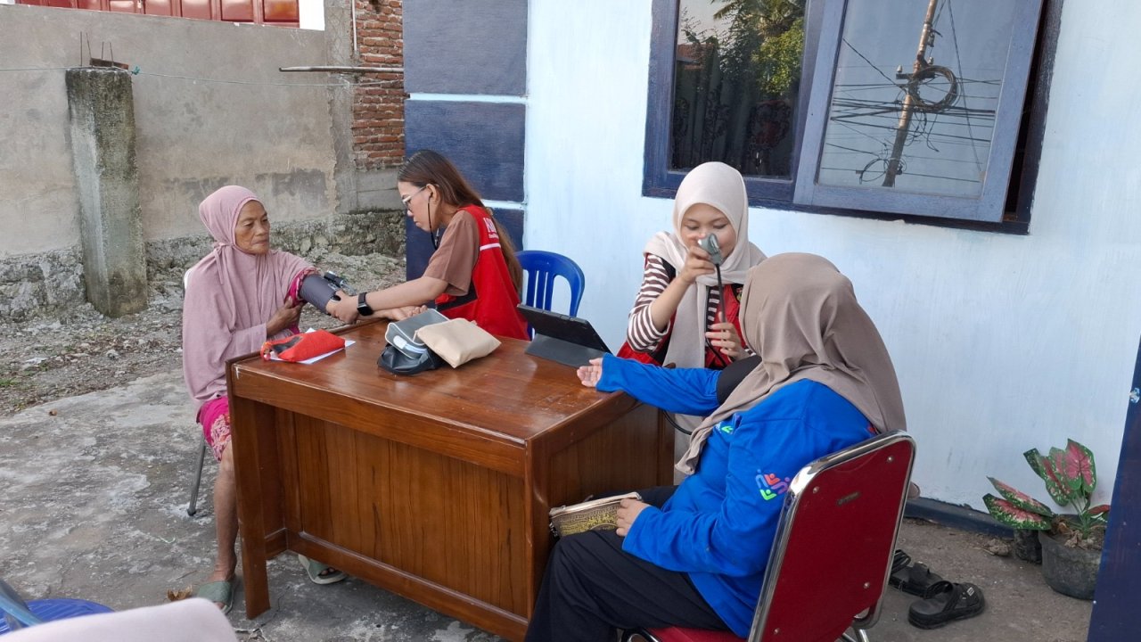 Satu Pemeriksaan, Banyak Manfaat: KKN-PK Unhas Bantu Warga Padangloang Alau Deteksi Dini Penyakit