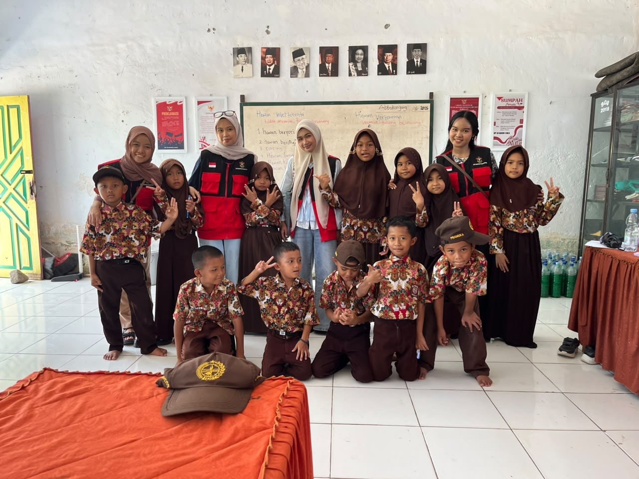Mahasiswa KKN-T 116 Unhas Hadirkan Pembelajaran Bahasa Inggris Interaktif bagi Siswa SD Negeri 5 Kulo