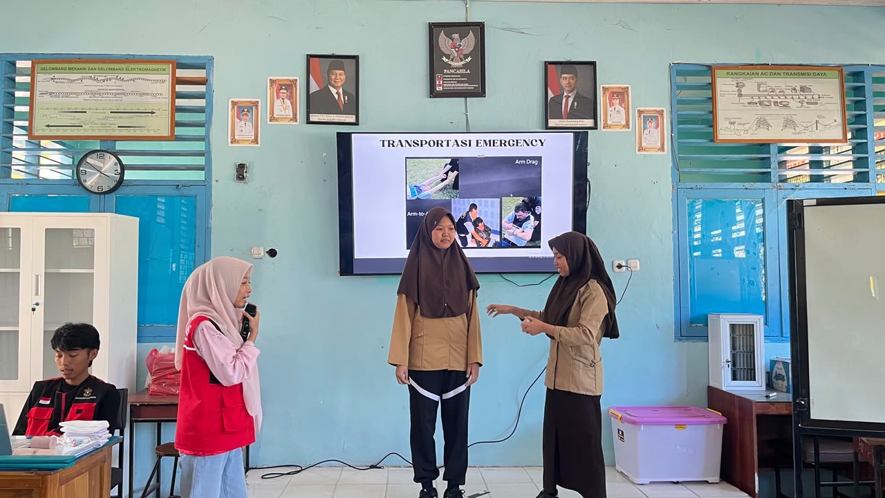 SIGAP PPGD: Bekal Tanggap Gawat Darurat dan Pertolongan Pertama Anggota PMR SMA Negeri 7 Sidrap