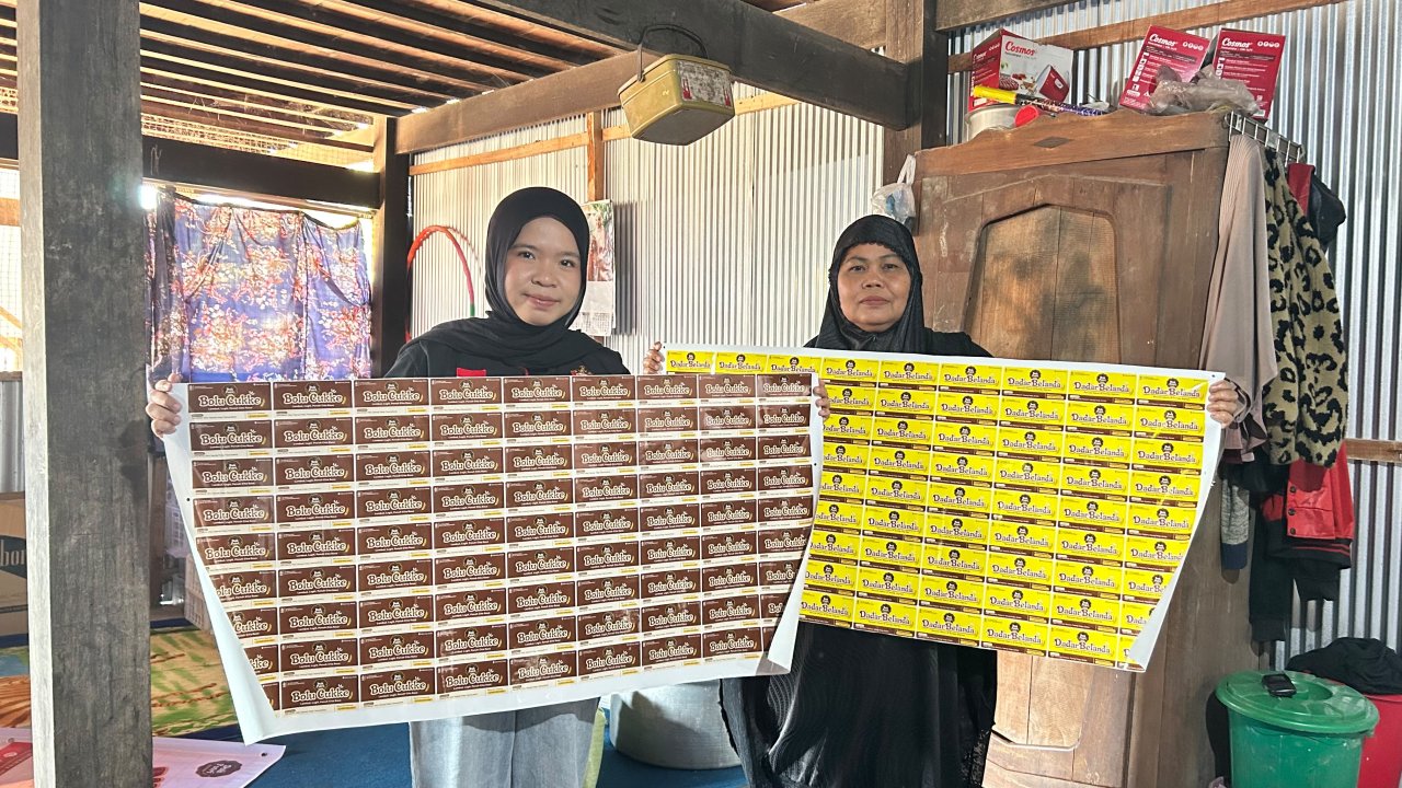 Agar Produk Lebih Dikenal, Mahasiswa KKN-T Unhas Dampingi UMKM Sidenreng Buat Logo dan Label