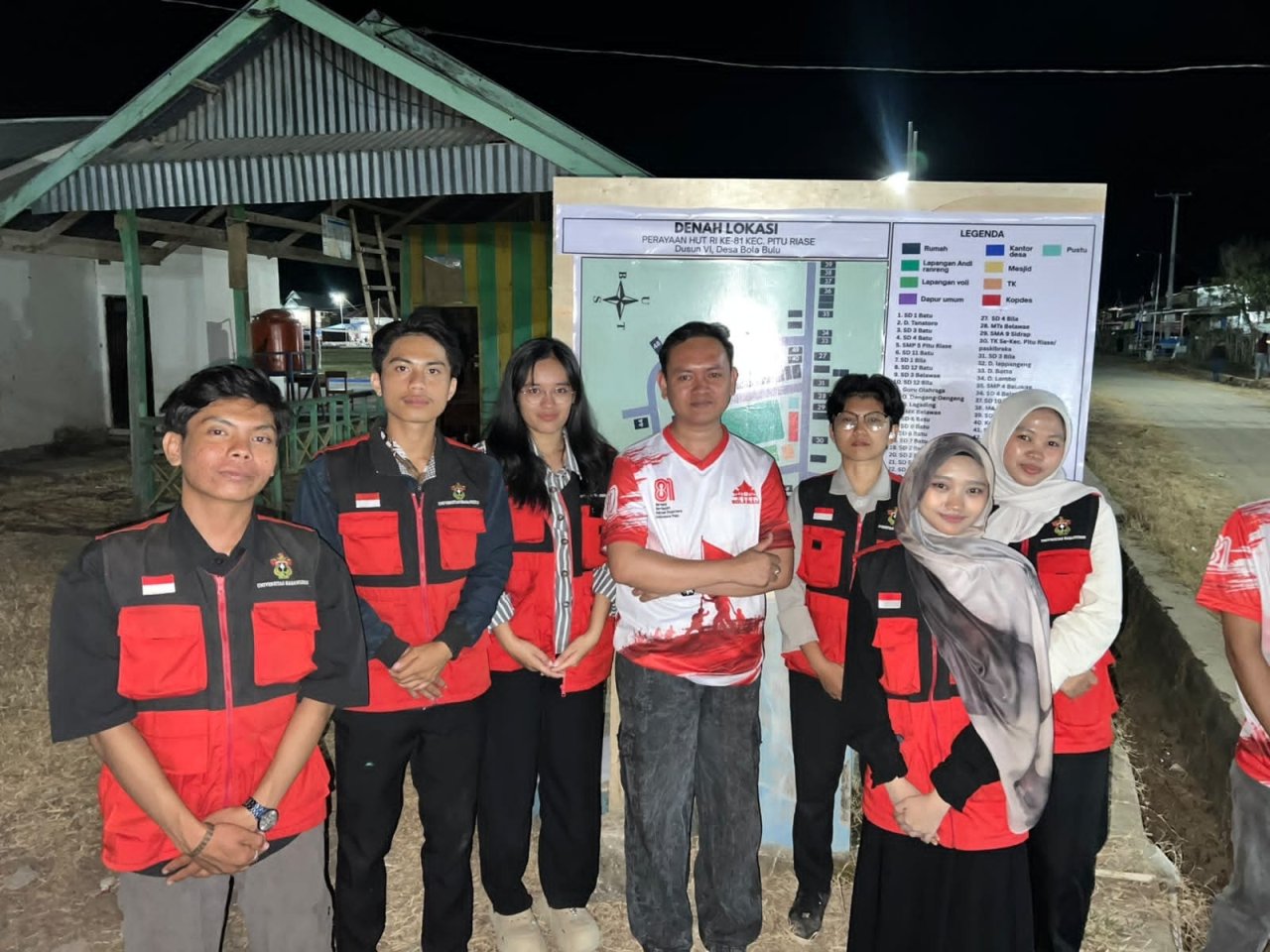 Peringatan HUT RI di Bola Bulu Makin Terarah, KKN Unhas Pasang Denah Informatif