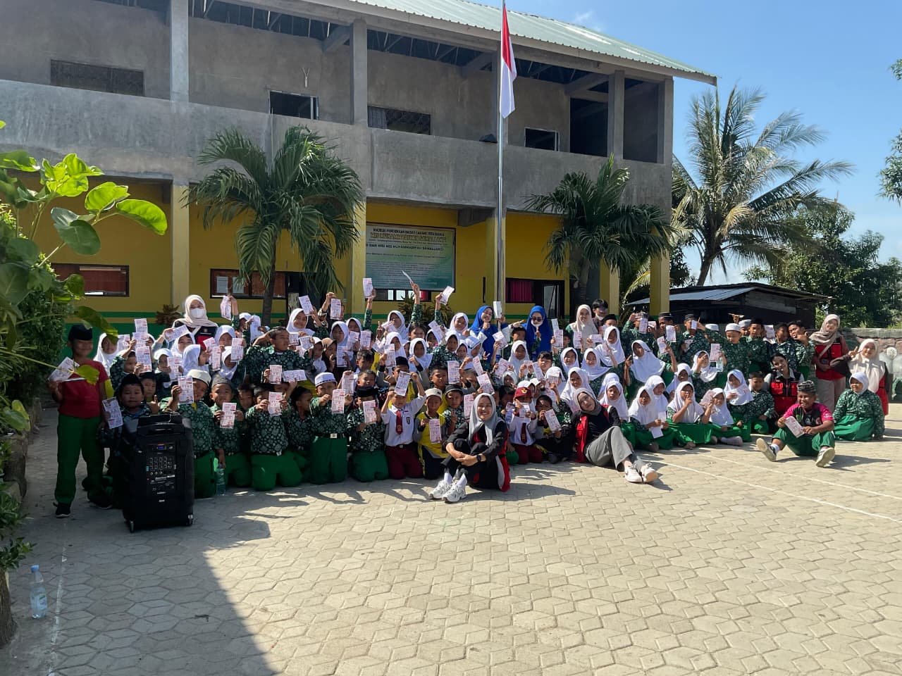 Cegah Kecacingan, Mahasiswa KKN Unhas Edukasi Siswa di Tiga SD Sumpang Mango