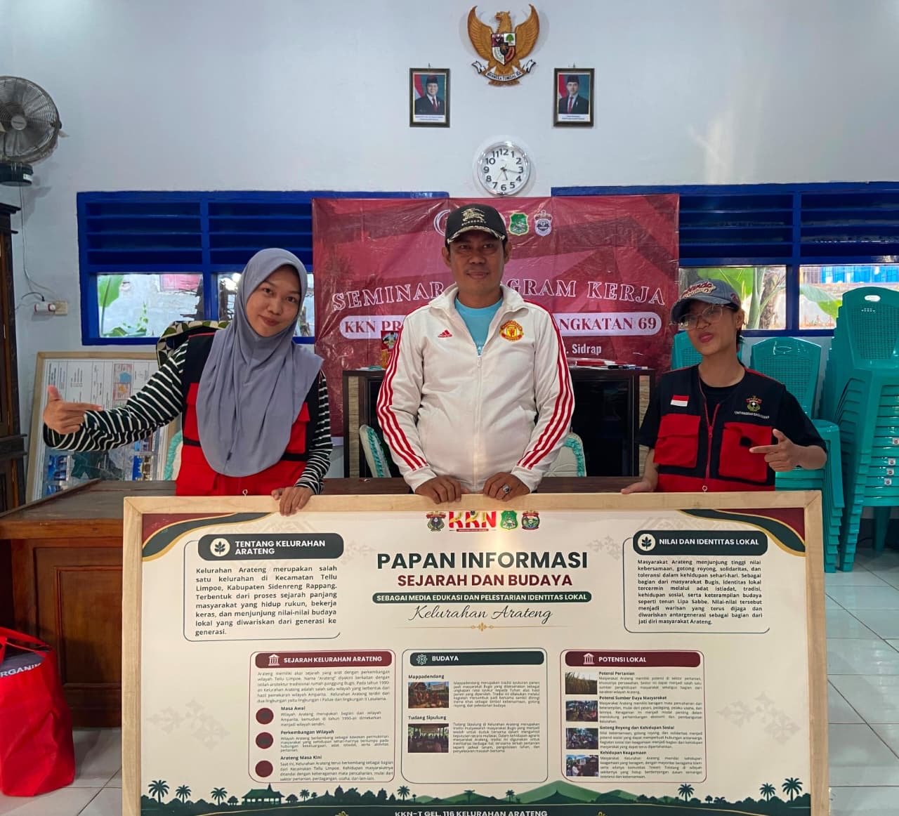 Satukan Program Kerja, Mahasiswa KKN-T 116 Kelurahan Arateng Wujudkan Papan Informasi Sejarah dan Budaya