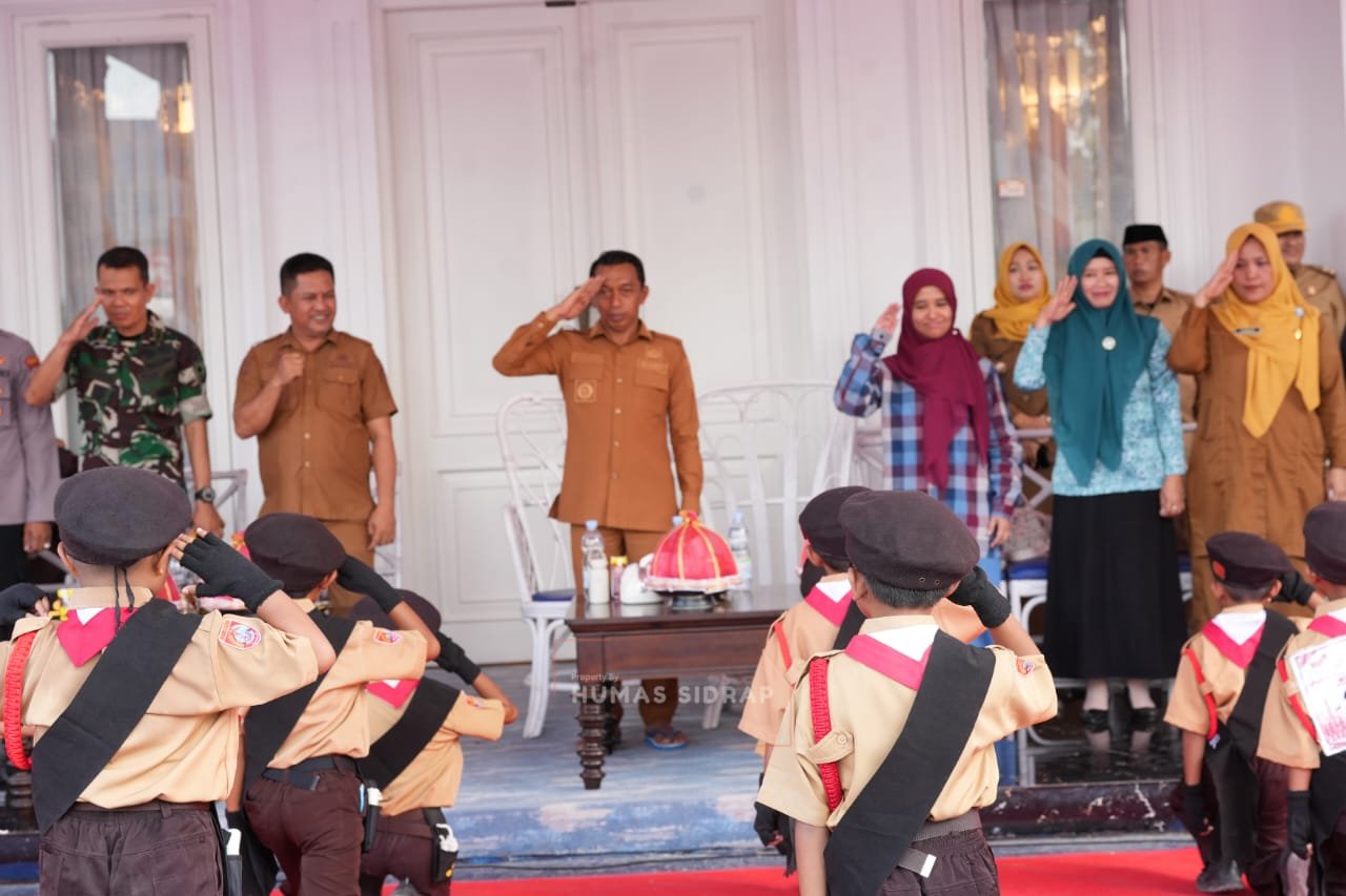 Gerak Jalan SD di Maritengngae Meriah, Bupati dan Ketua TP PKK Terima Penghormatan Peserta