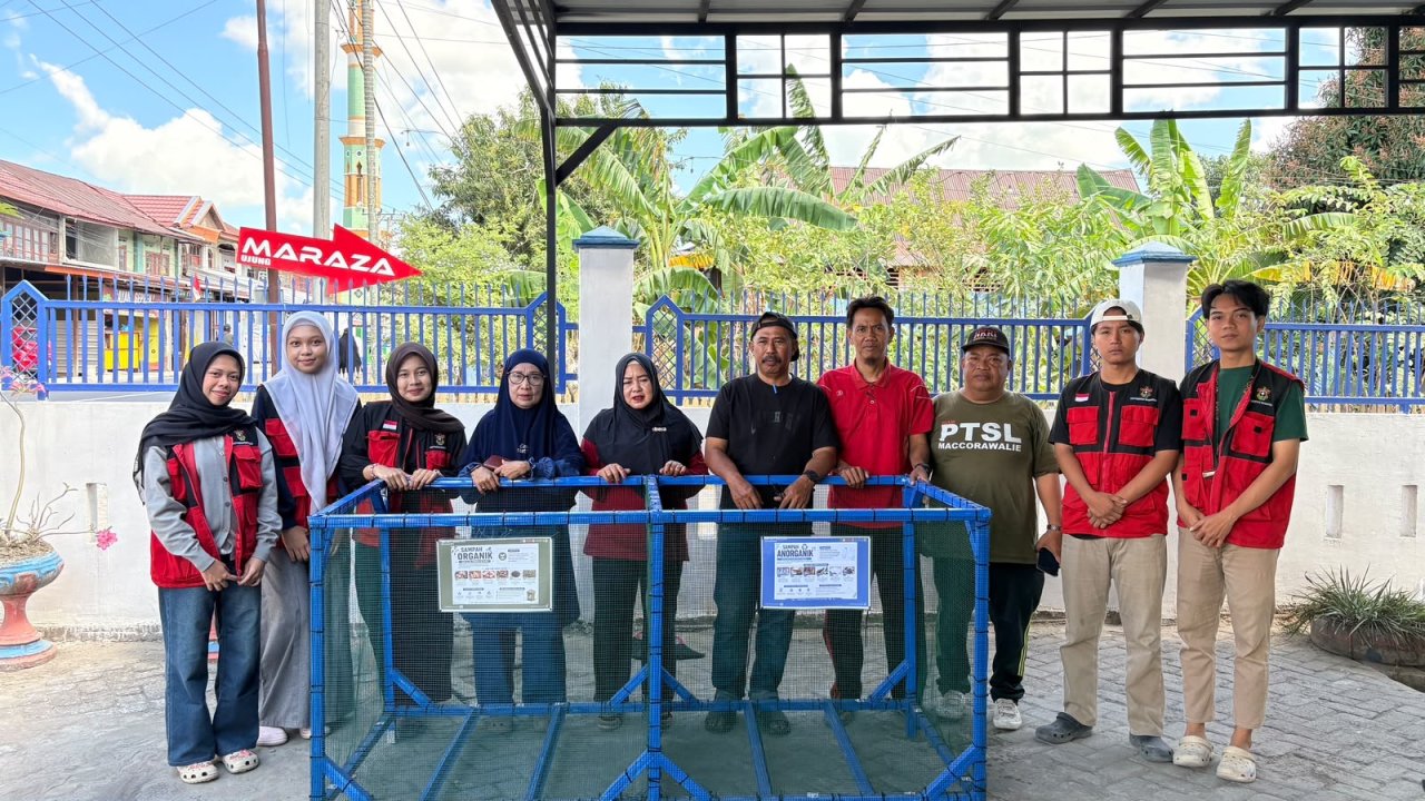 Ubah Sampah Jadi Manfaat, KKN-T Unhas Pasang Bak Sampah Terpilah di Macorawalie