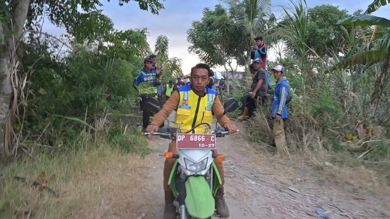 Bupati Sidrap Sisir Persawahan Watang Sidenreng dengan Motor, Sapa Petani dan Cek Kondisi Lahan