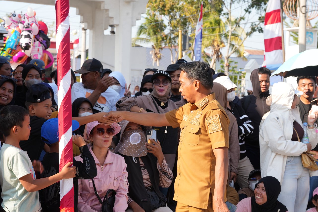 Senangnya Warga Nonton Gerak Jalan di Rujab Bupati Sidrap