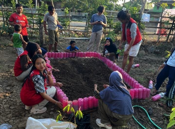 Dari Botol Bekas Jadi Kebun Mini, Mahasiswa KKN Kenalkan Green Raised Bed di Abbokongang