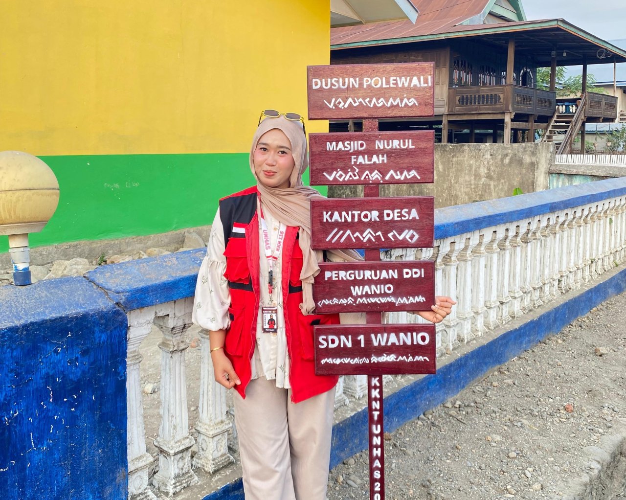 Menjaga Warisan Budaya, Mahasiswa KKN Unhas Pasang Penanda Jalan Beraksara Lontara di Wanio