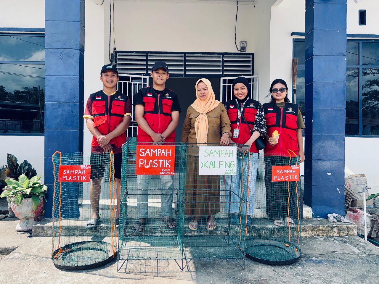 Olah Ban Bekas Jadi Tempat Sampah, KKN UNHAS 116 Ajak Warga Bilokka Pilah Sampah