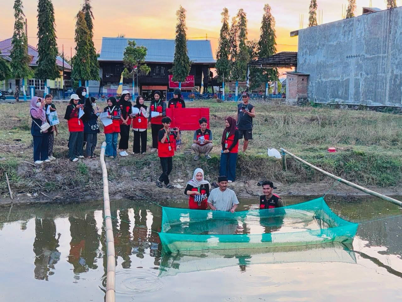 SMART FISH BINA BARU, Upaya Mahasiswa KKN-T Unhas Manfaatkan Kolam Desa untuk Ketahanan Pangan