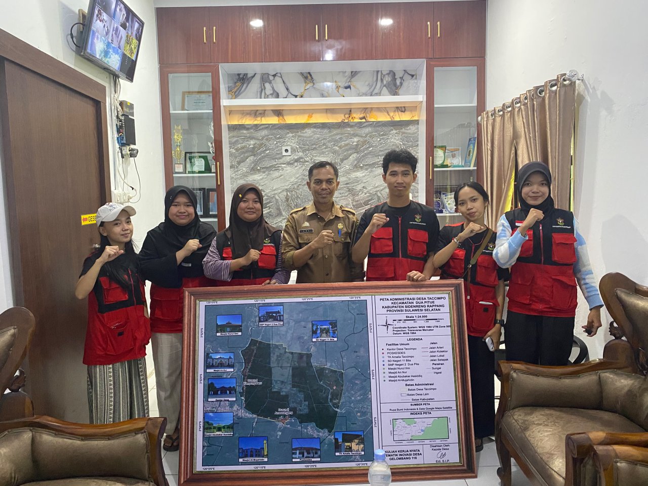 Mahasiswa KKN Unhas Serahkan Peta Desa Taccimpo, Bantu Warga Kenali Lokasi Fasilitas Umum