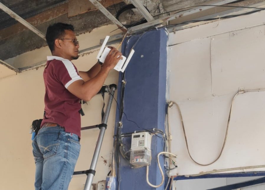 Dukung Layanan dan Transaksi Digital, Kominfo Sidrap Pasang WiFi Publik di Pasar Empagae