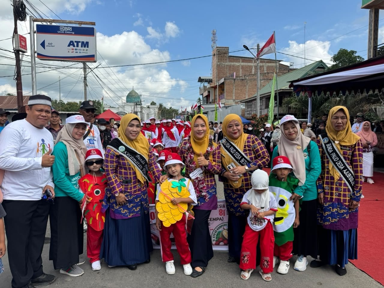 Semarak Kemerdekaan, Bunda PAUD Sidrap Lepas Karnaval Anak se-Kecamatan Pitu Riawa di Desa Dongi