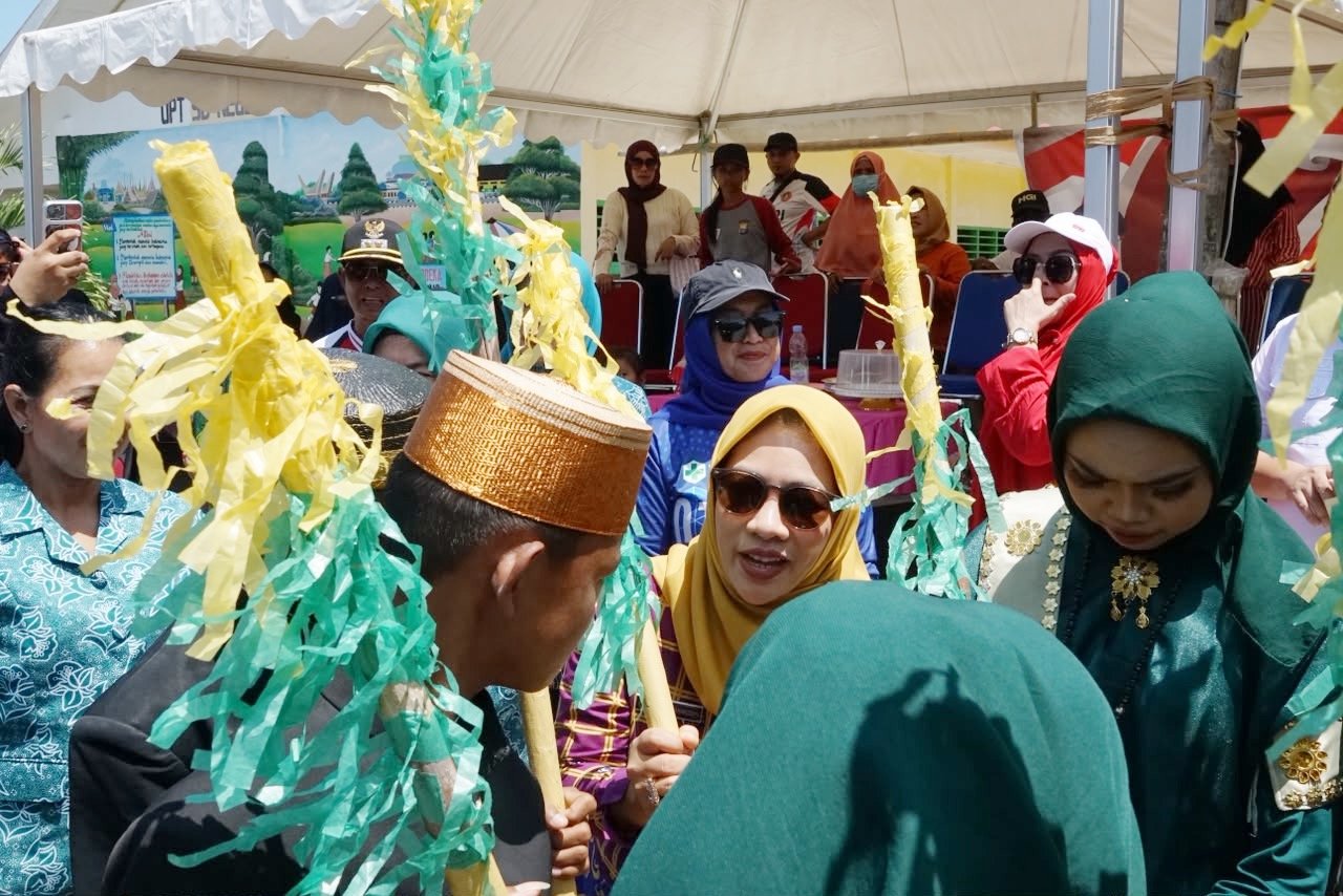 Karnaval Watang Sidenreng Meriah, Bunda PAUD Sidrap Ikut Mappadendang Bersama Peserta