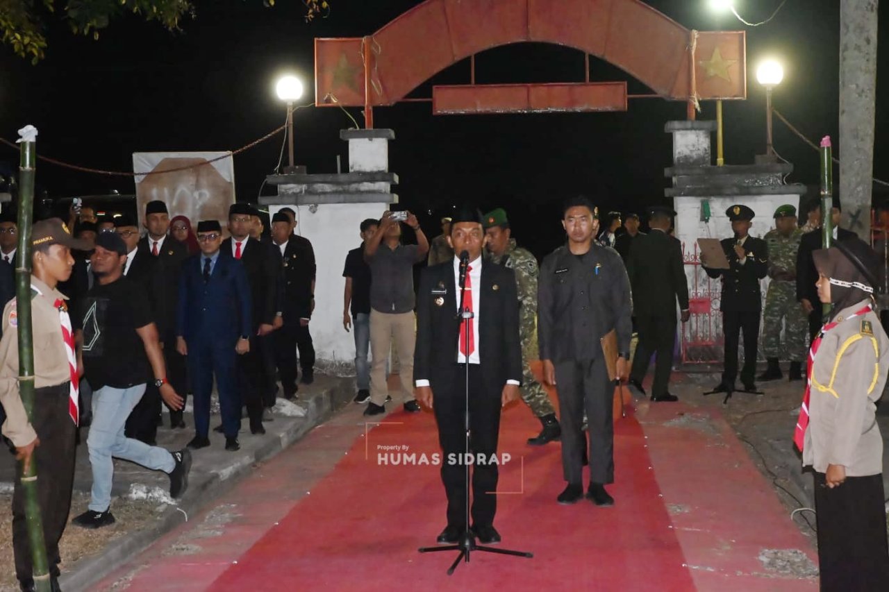 Di Bawah Nyala Obor, Bupati Sidrap Pimpin Renungan Suci di TMP Mario