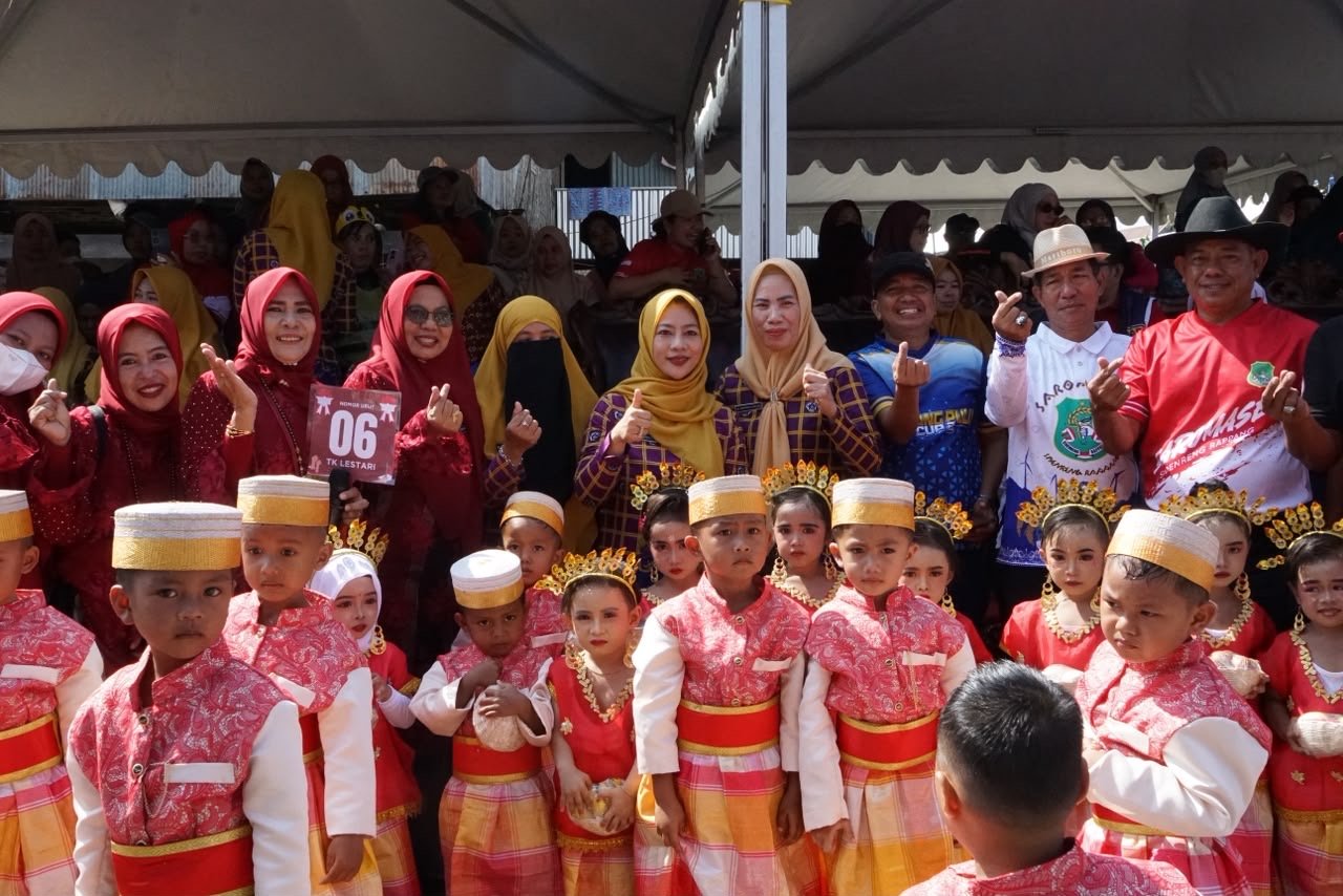 Bunda PAUD Sidrap Lepas Karnaval PAUD/TK Watang Pulu, Ajang Anak Tampil Kreatif dan Percaya Diri