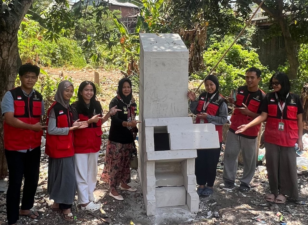 Atasi Sampah Liar di Jembatan Billokka, Mahasiswa KKN Tematik Perubahan Iklim Unhas Bangun Insinerator Sederhana