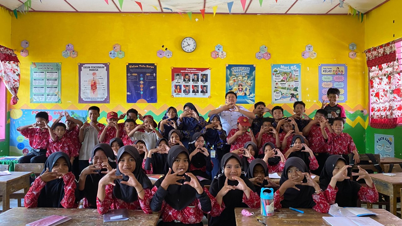 English Corner SIPEMBERANI + CBP Rupiah Berdayakan Siswa SMP Mengedukasi Anak SD