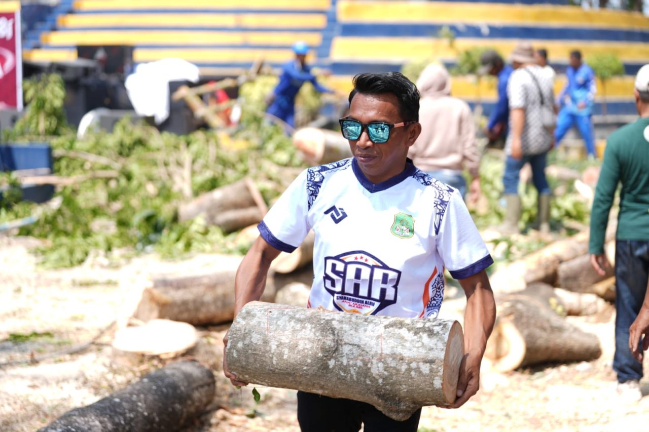 Bupati Syaharuddin Membaur dengan Jajaran Bersih-Bersih Kawasan Mogan