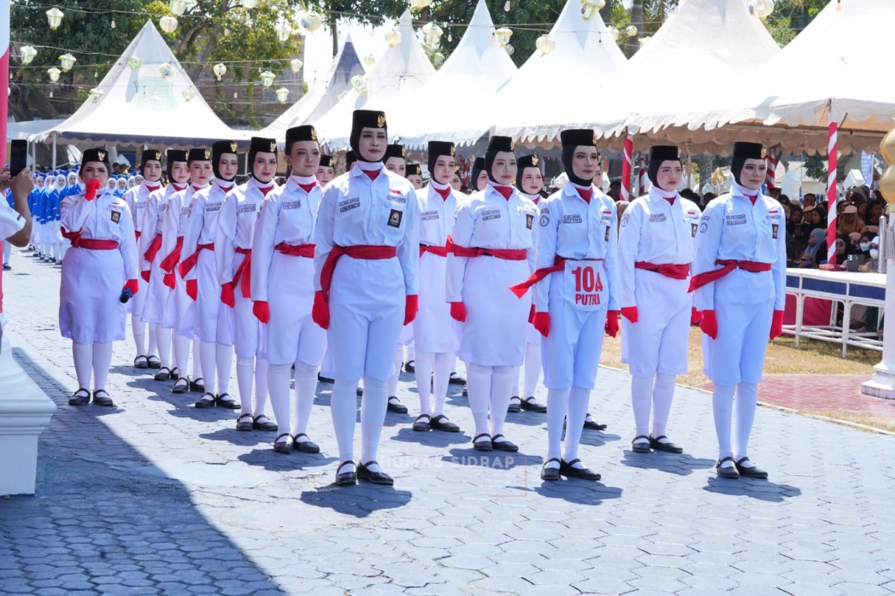 Kostum dan Formasi Kreatif Warnai Gerak Jalan Pelajar dan Masyarakat Sidrap