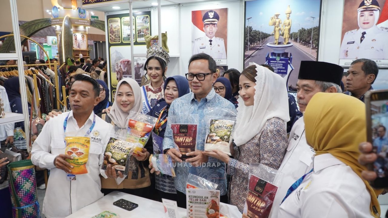 Wamendagri dan Rombongan Apkasi Belanja di Stan Sidrap, Produk Lokal Jadi Daya Tarik AOE 2026