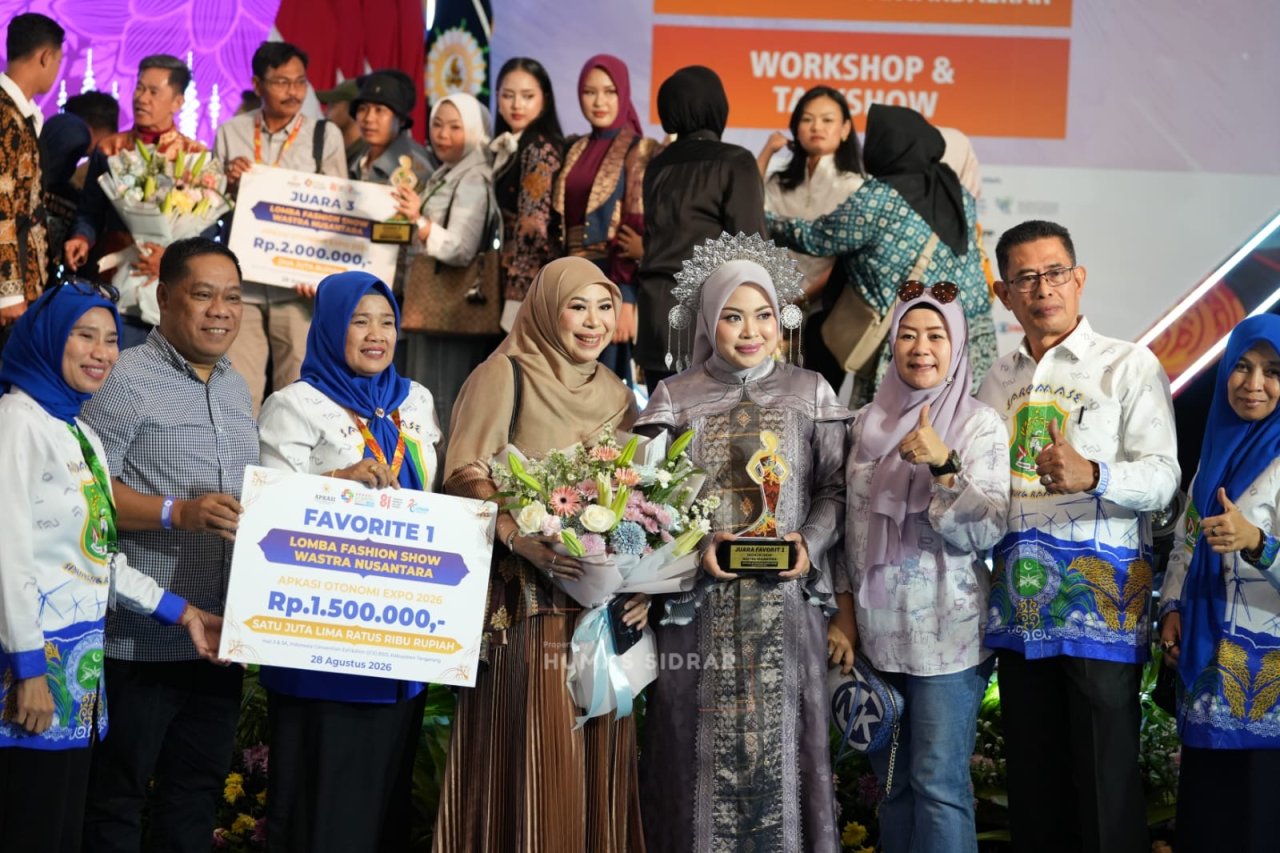 Fashion Show Wastra Nusantara AOE 2026, Sidrap Raih Juara Favorit I