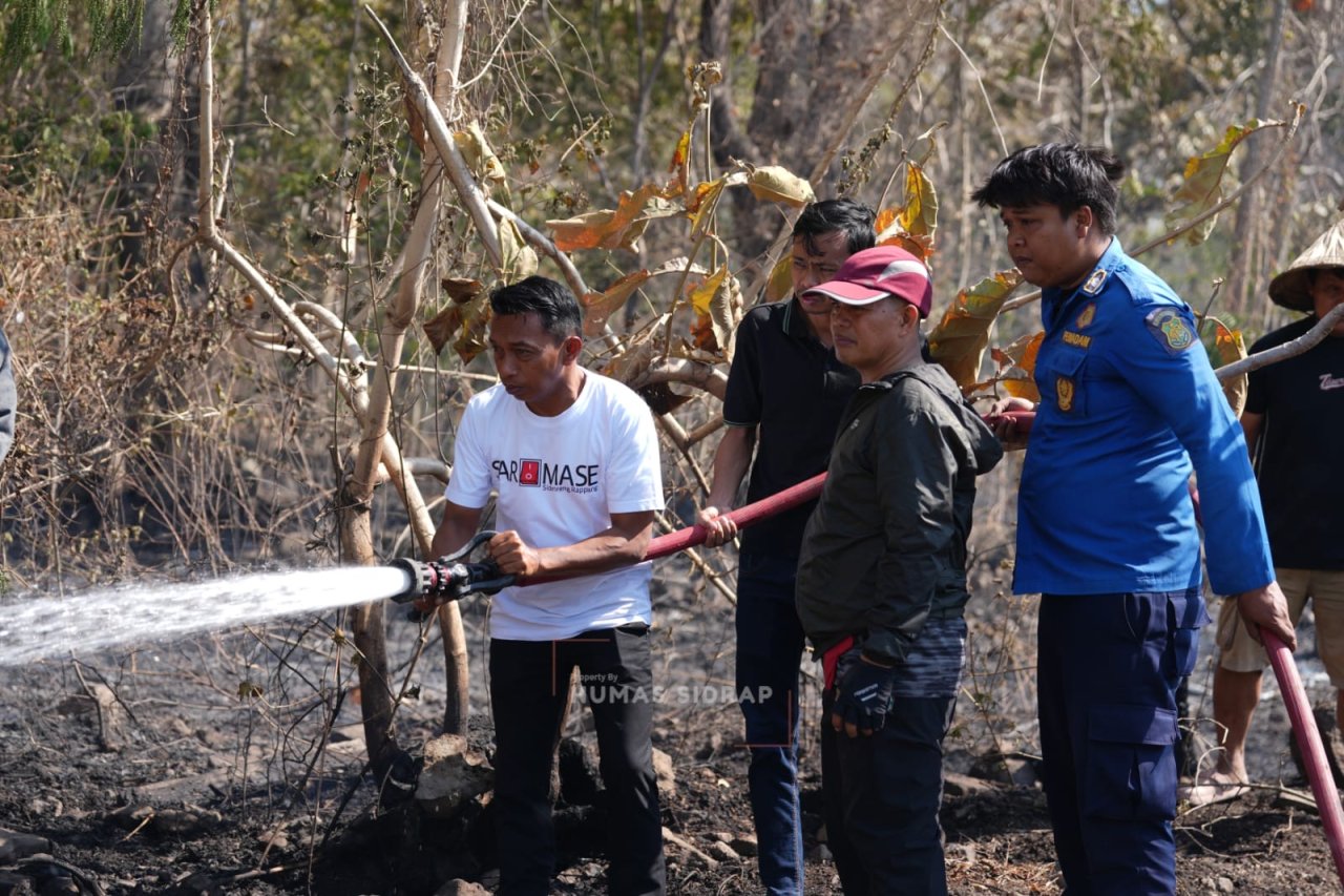 Bupati Sidrap Turun Bersama Damkar Padamkan Kebakaran di Lawawoi, Imbau Warga Waspada