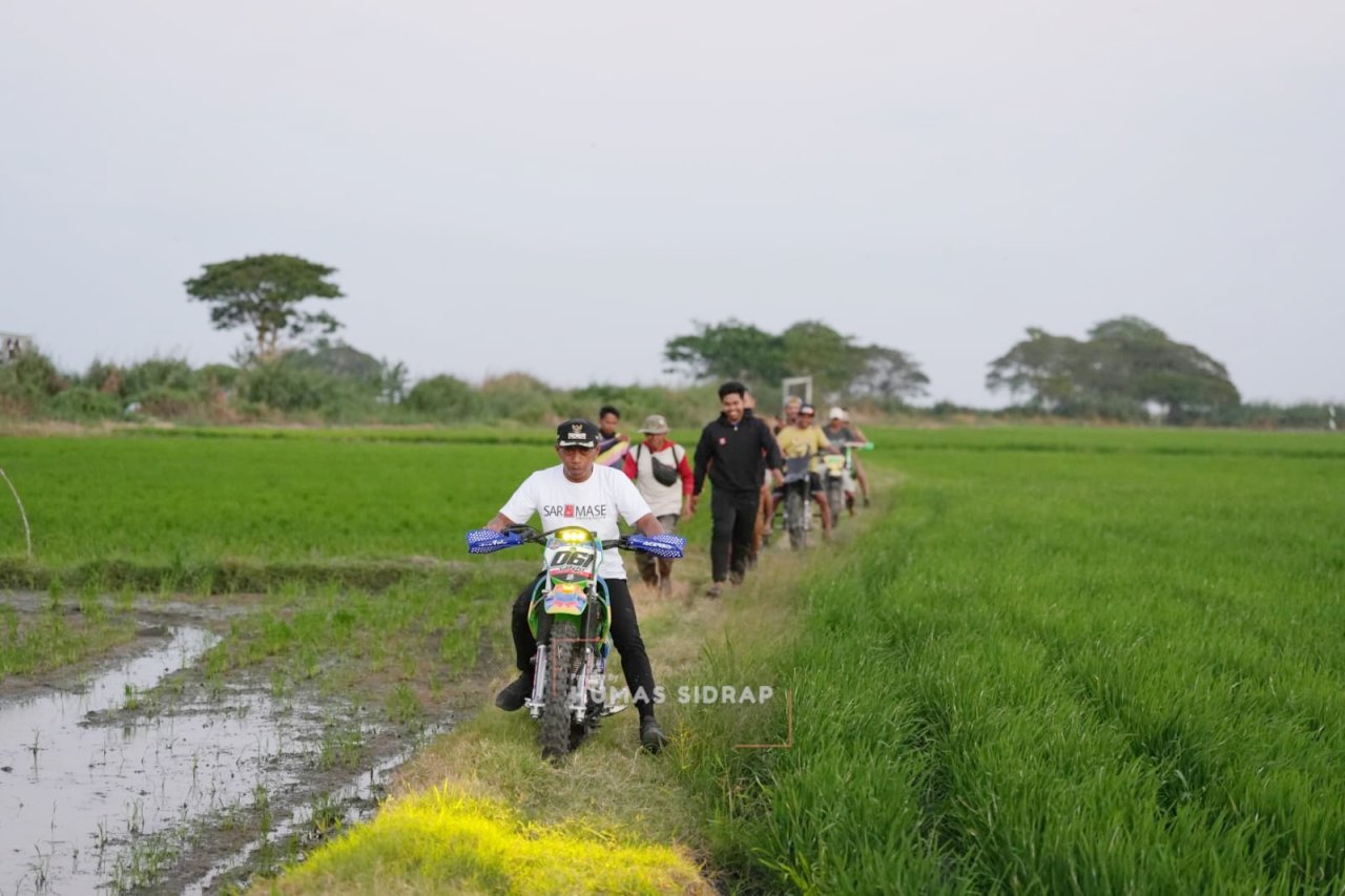 Bupati Sidrap Cek Sawah Arateng, Serahkan 18 Pompa Air untuk Petani