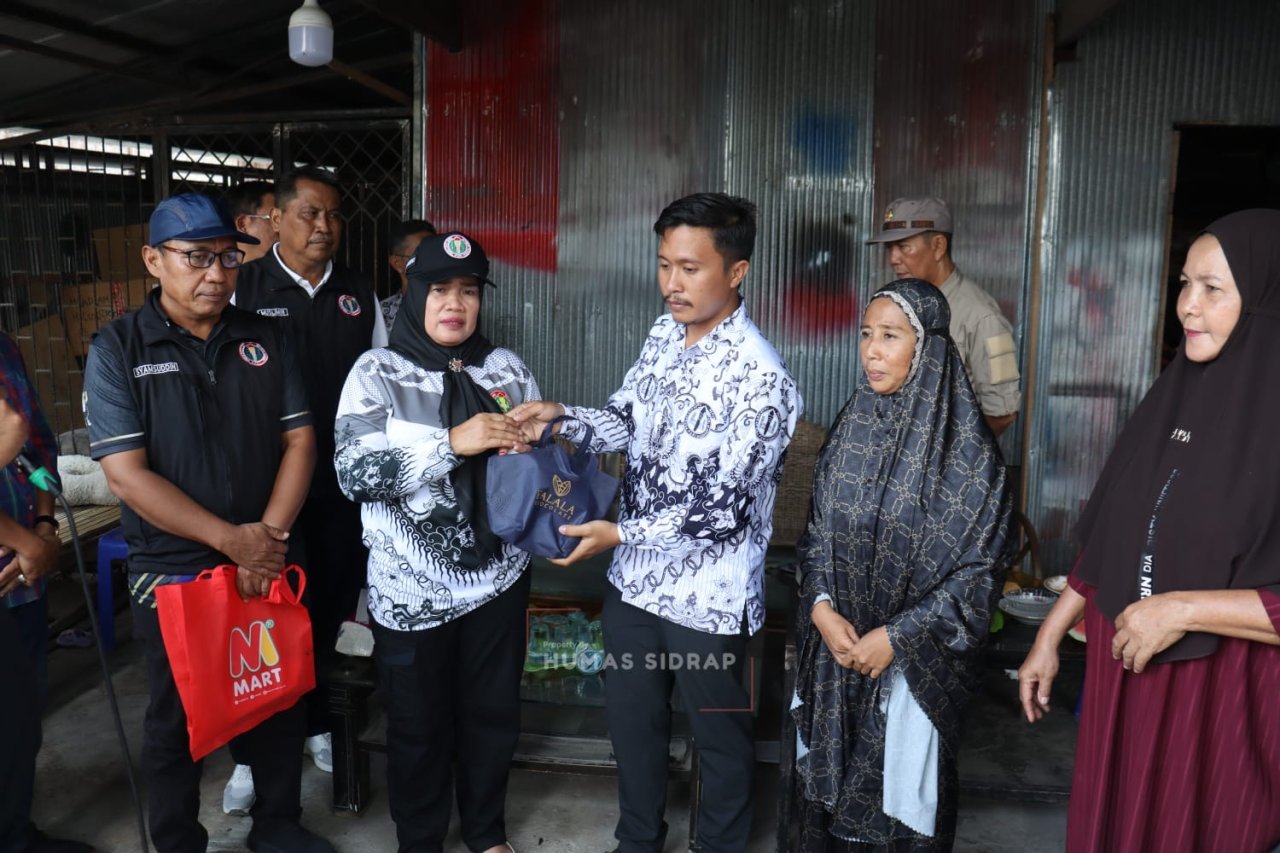 Wabup Nurkanaah Serahkan Santunan untuk Korban Kebakaran di Teteaji