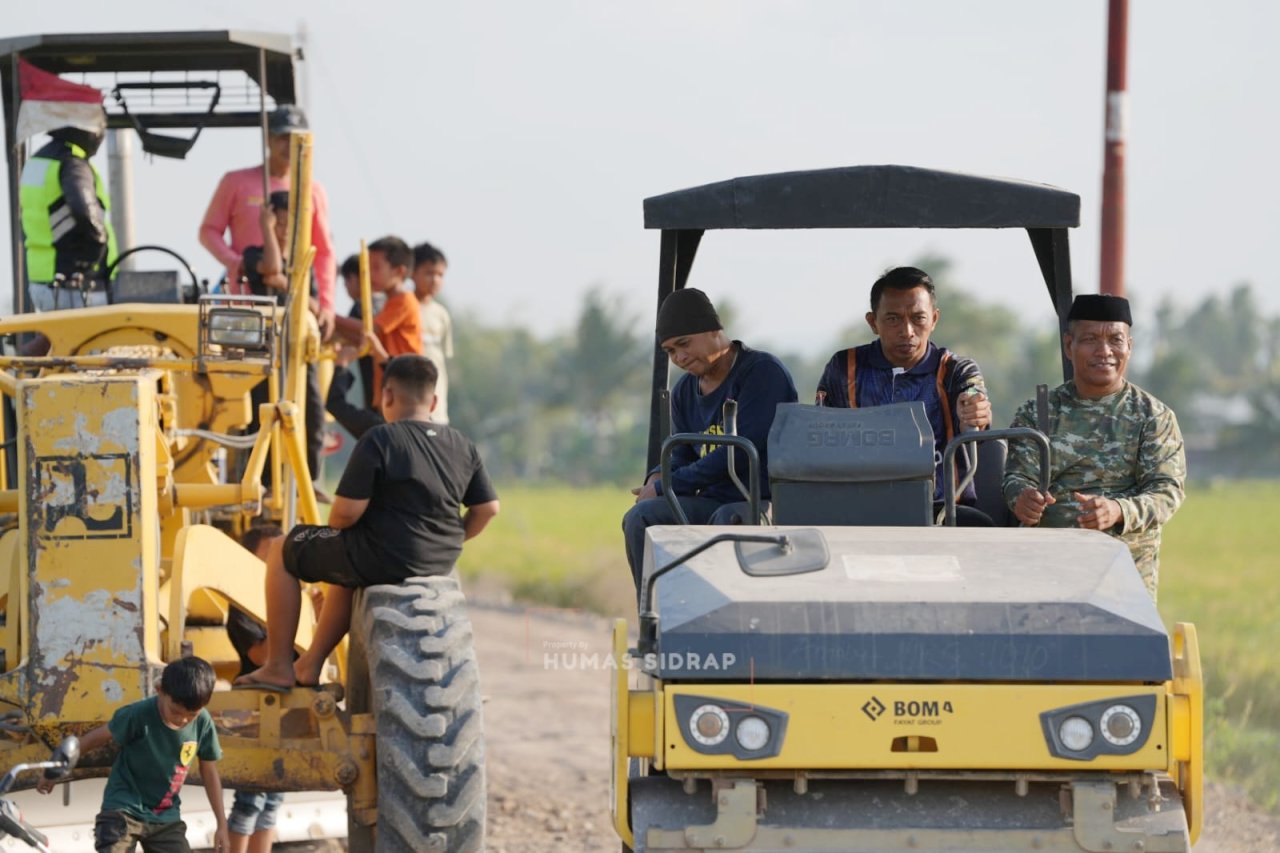 Pastikan Pekerjaan Tepat Sasaran, Bupati dan Ketua DPRD Sidrap Tinjau Jalan Sipodeceng