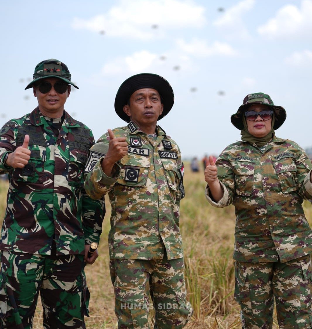 Langit Sidrap Diramaikan Aksi Prajurit Kostrad dalam Terjun Payung Penyegaran Statik
