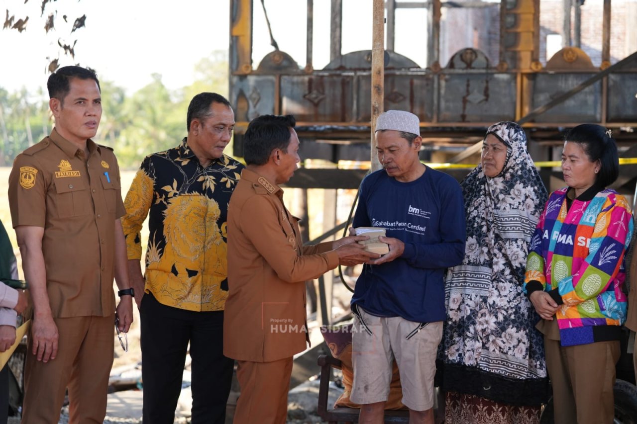 Wujud Kepedulian untuk Warga, Bupati Sidrap Bantu Dua Keluarga Korban Kebakaran