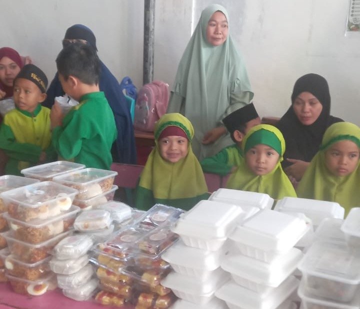 Market Day TK Al Iman Uluale, Anak-anak Belajar Mandiri dan Mengenal Jual Beli