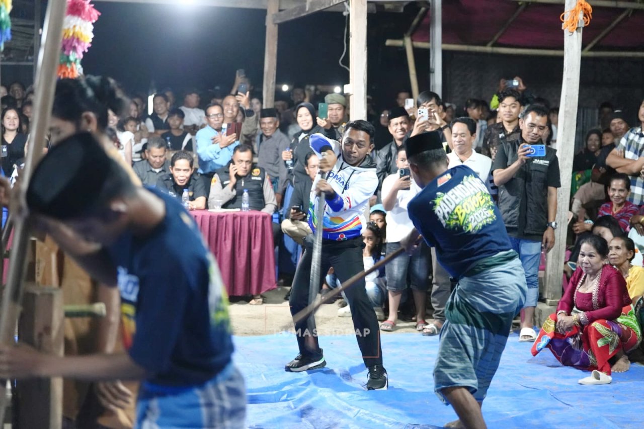 Bupati Syaharuddin Membaur Bersama Warga dalam Tradisi Mappadendang di Buae