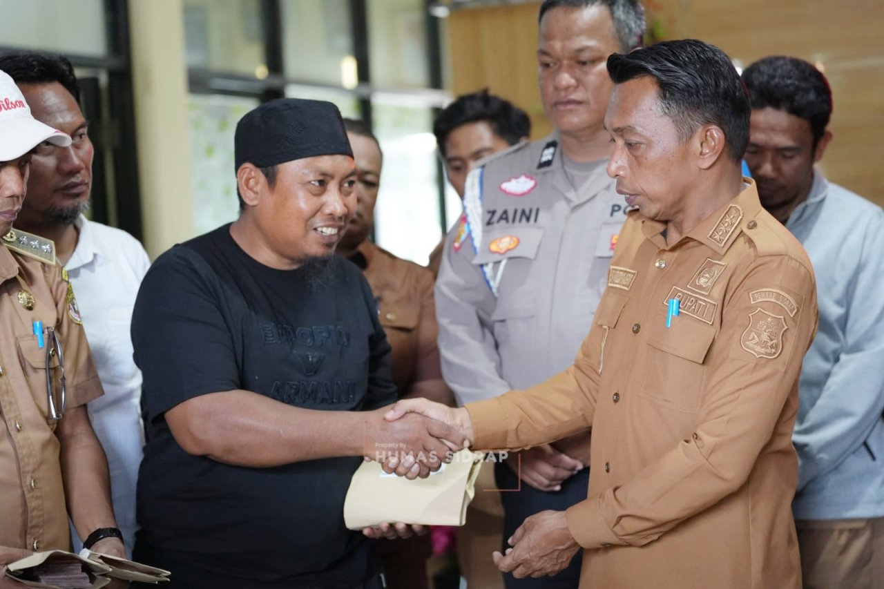 Bantu Korban Kebakaran di Tellu Limpoe, Bupati Sidrap Ingatkan Warga Waspada Bahaya Api