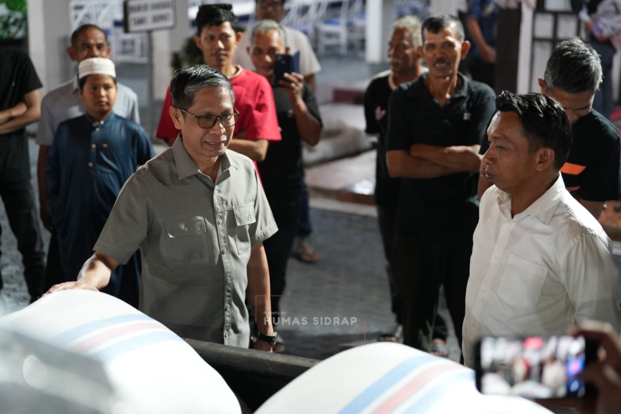 Berhasil Panen di Tengah Kemarau, Petani Hadiahkan Dua Karung Gabah untuk Bupati