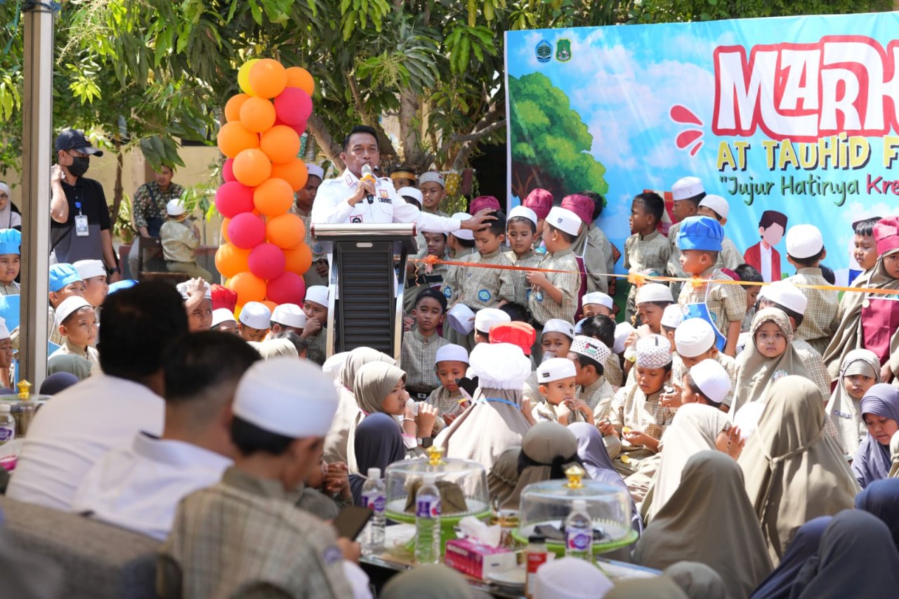 Di Balik Stand Market Day, Anak-anak At-Tauhid Belajar Menawarkan Produk dan Melatih Kekompakan