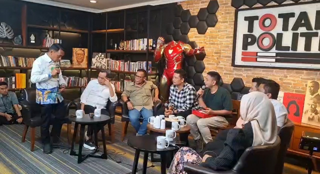 Baju Saromase Bupati Sidrap Curi Perhatian di Dialog Total Politik