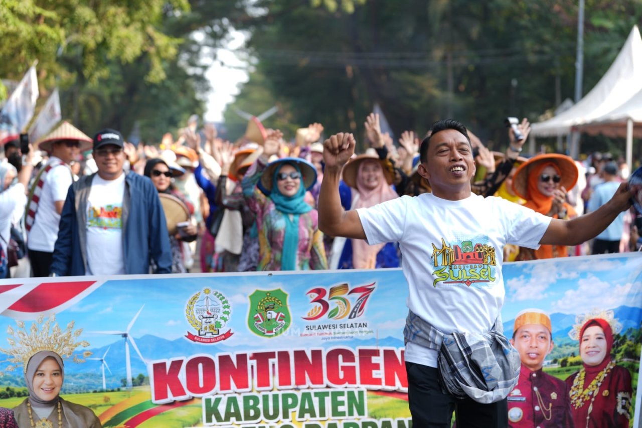 Kompak dan Penuh Semangat, Sidrap Curi Perhatian di Karnaval Hari Jadi ke-357 Sulsel