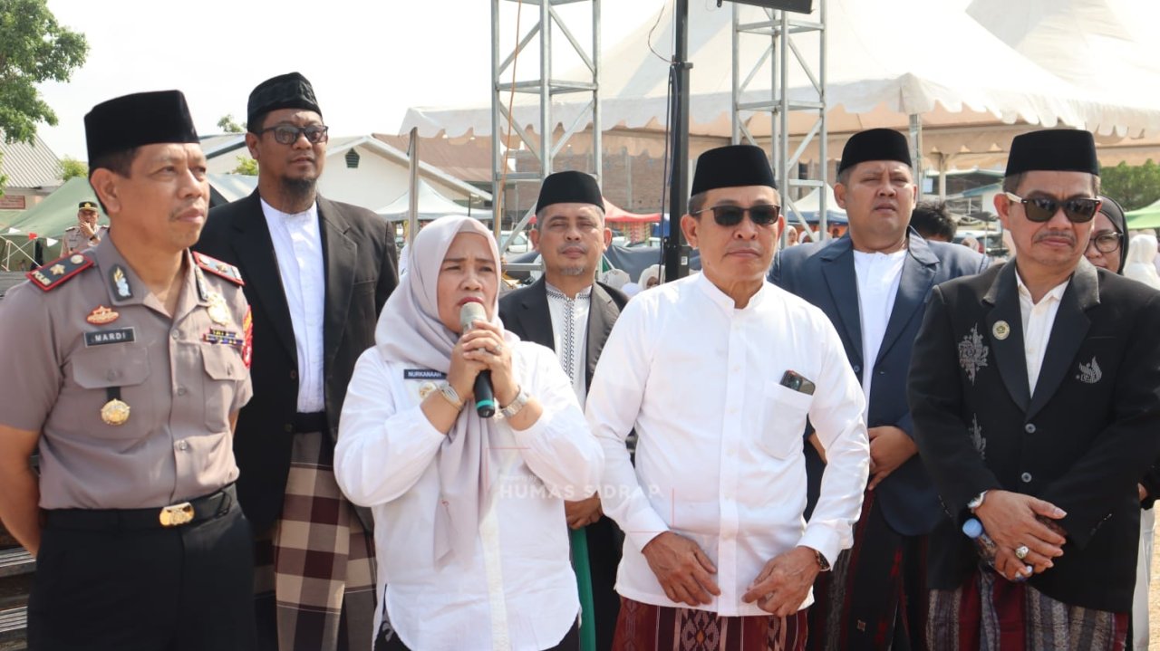 Semangat Hari Santri di Sidrap: Wabup Nurkanaah Bagikan Telur dan Gaungkan Pesantren Sehat